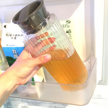 右利きも左利きも使いやすい!ガラスに見えるけど、軽くて割れないウォーターボトル