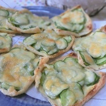 シャキシャキにハマる~♪ きゅうりの油揚げピザ