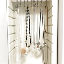 100均ですぐできる、洗面所のネックレス収納