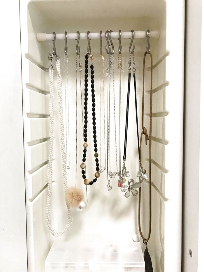100均ですぐできる、洗面所のネックレス収納