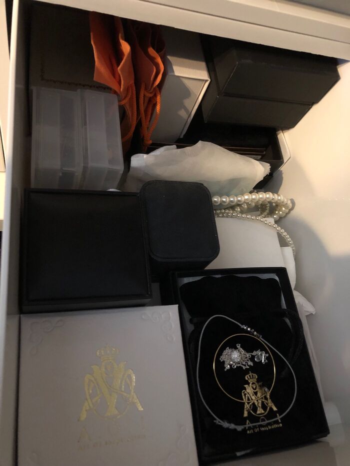 箱や袋に入っているアクセサリーはそのまま収納