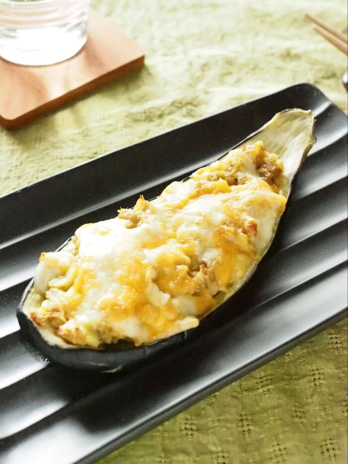 トースターで簡単!おつまみにもぴったり♡ツナカレーのなすボート