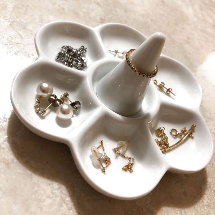 ダイソー 花型お皿で普段使いアクセサリーの簡単収納