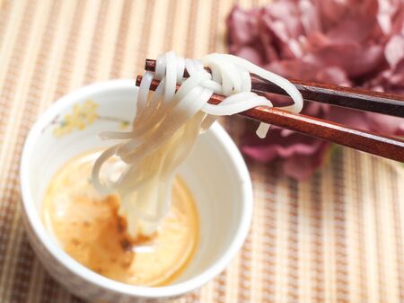 そうめんに飽きたらラーメン風はいかが?「冷やし味噌ラーメン風つゆ」のレシピ