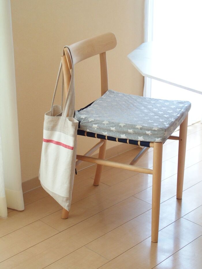 椅子の背もたれに引っ掛けるだけ!