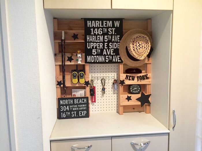 ポイント③耐震用の突っ張り棒はフラッグで目隠し