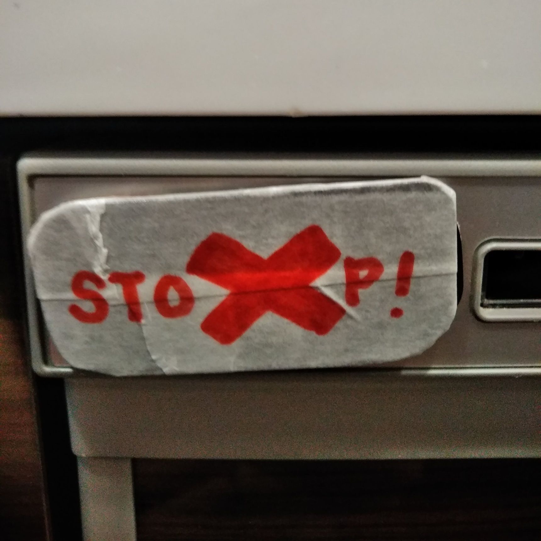 赤は、食器を食器洗浄機に入れないでの意味です。食器よ、STOP！