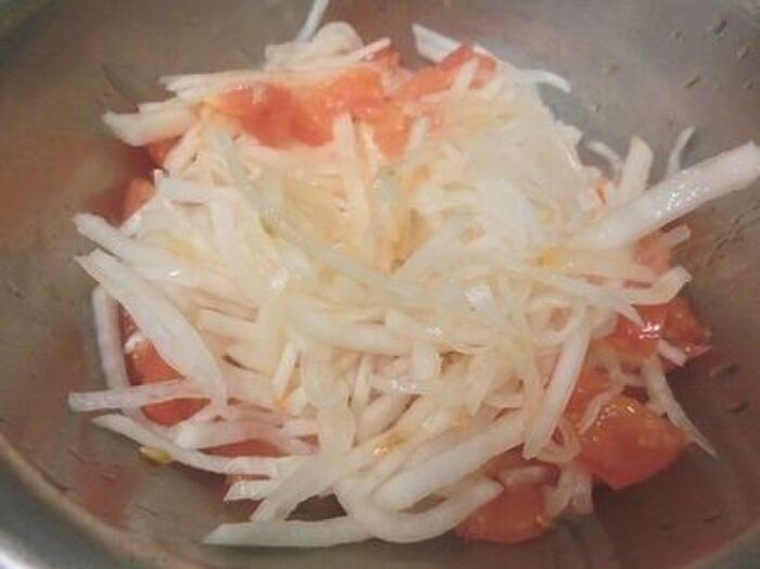 1.大根とトマトを混ぜる