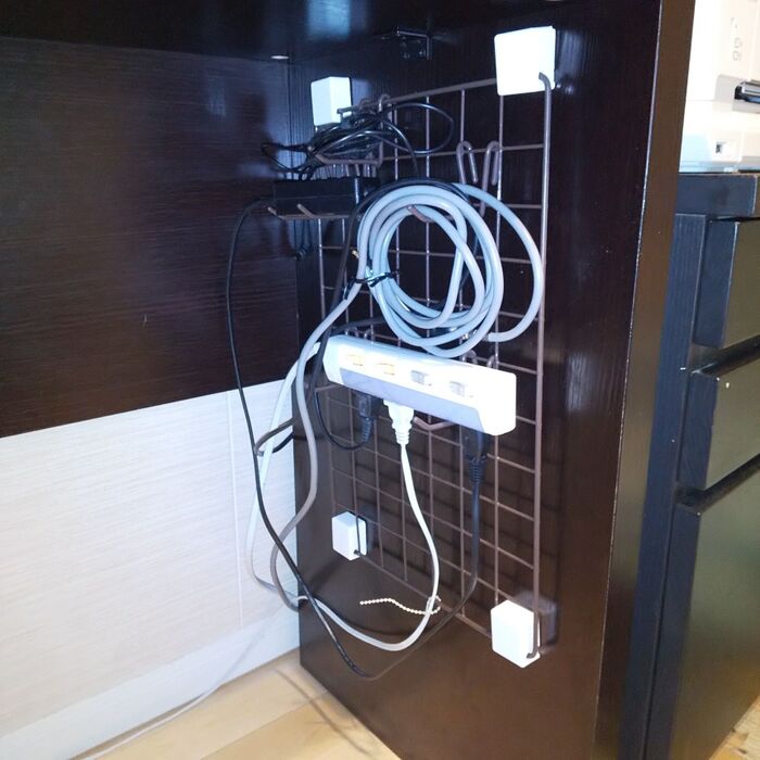 デスク周りのごちゃごちゃ配線コードを100均でスッキリ!