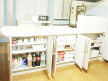 吊戸棚もパントリーもなくても大丈夫★カウンター下を取りやすく片付けやすく