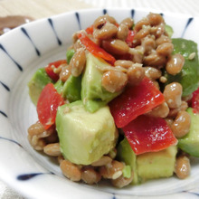 混ぜるだけ副菜♪ 福神漬け入りアボカド納豆