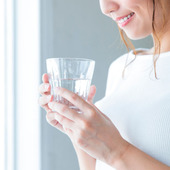 夏のむくみにうんざり……むくみを防ぐ水分の取り方とは?