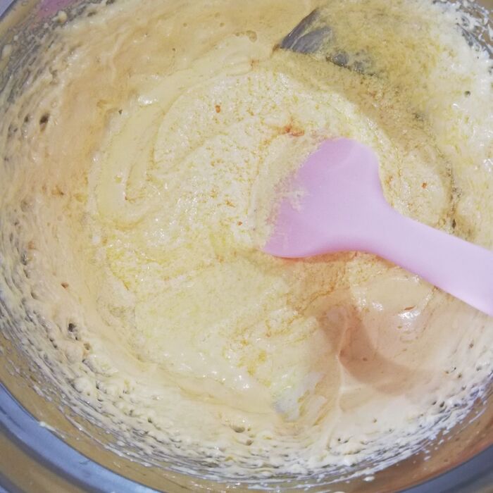 ③卵を加えます。