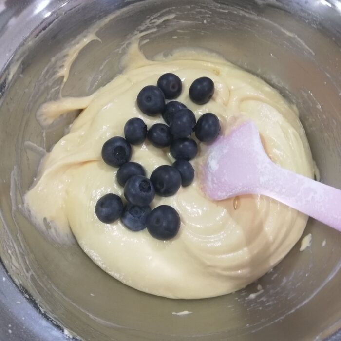 ⑥ブルーベリーを加えます。