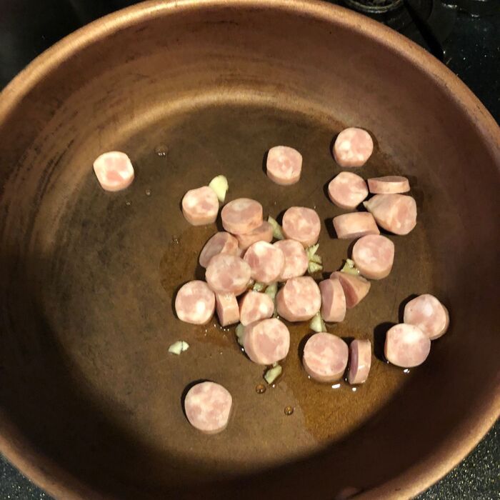 肉を加熱します