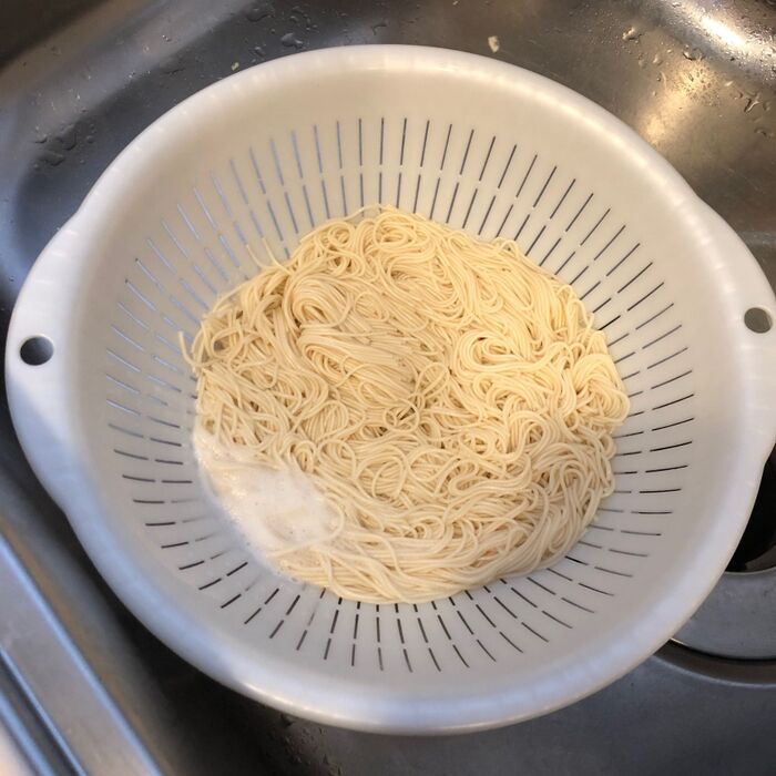 そうめんを茹でます