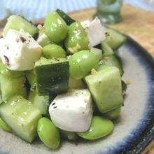 手がのびるコロコロ翡翠おつまみ♪ 枝豆ときゅうりとクリチのサラダ