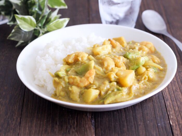 アボカドと海老とじゃがいものカレー。【#ルー不使用#フライパン一つで簡単!】