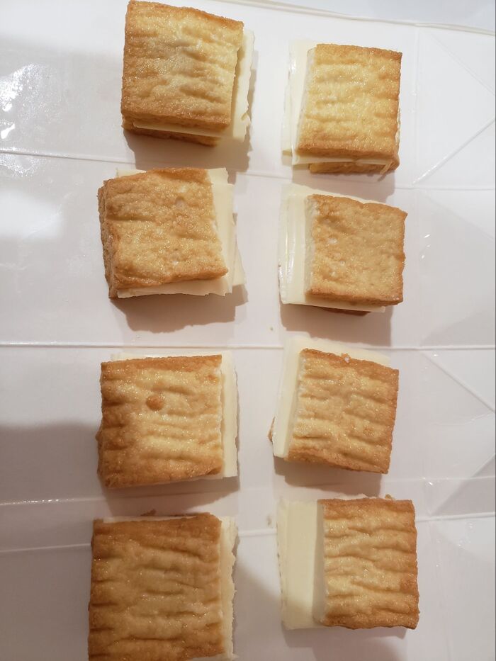 厚揚げを半分にきってチーズをはさむ