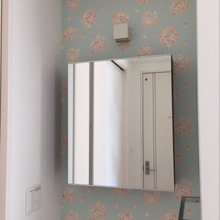 爽やかなブルーの小花柄の壁紙にチェンジ