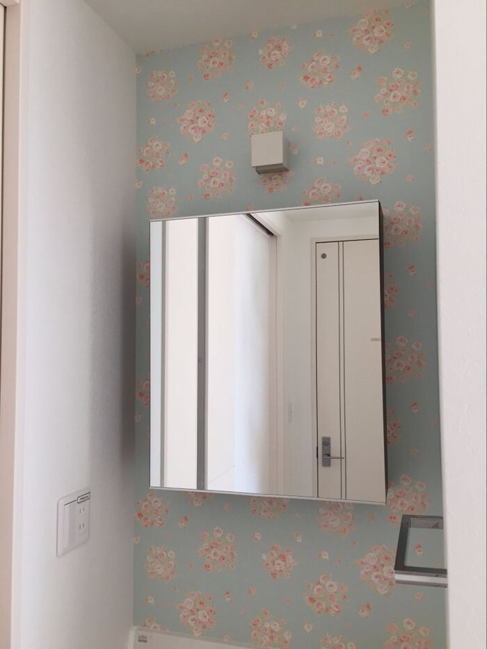 爽やかなブルーの小花柄の壁紙にチェンジ