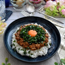 ネギと黒ごまで!スパイシーでちょこっと和風なキーマカレー