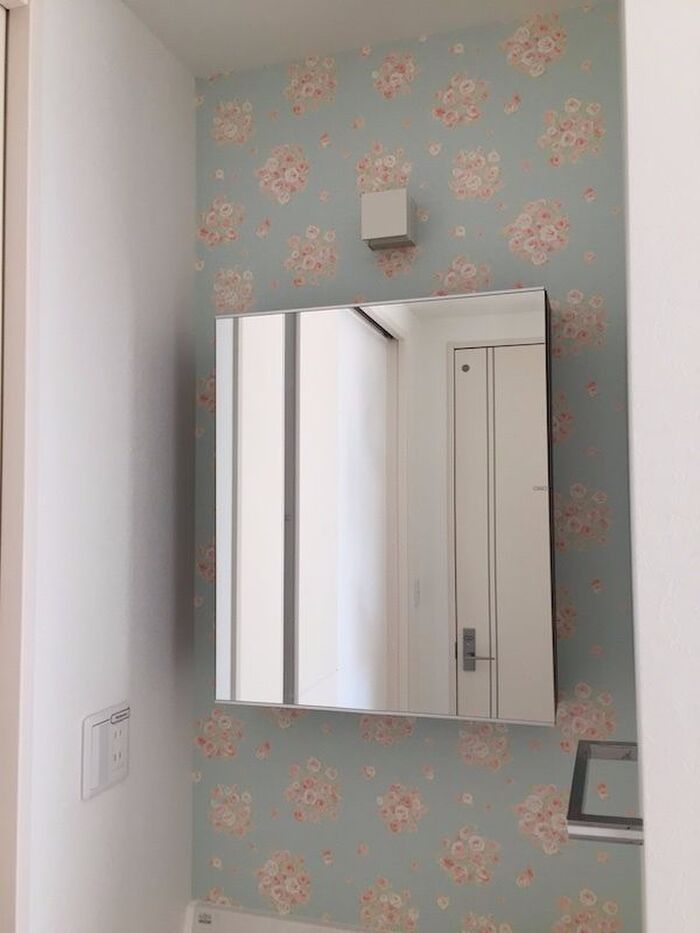 爽やかなブルーに小花柄の壁紙