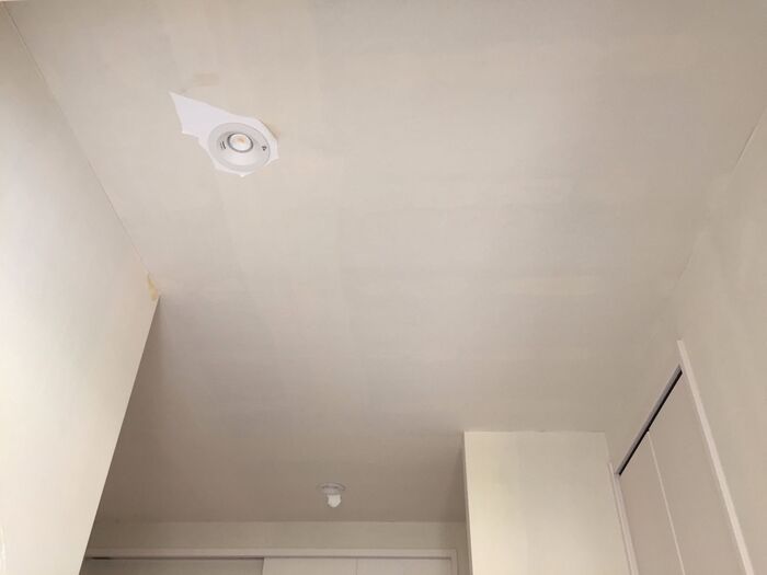 一旦、壁紙を全て剥がす