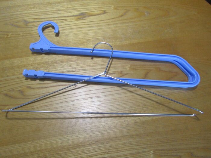 このハンガー、折りたためます