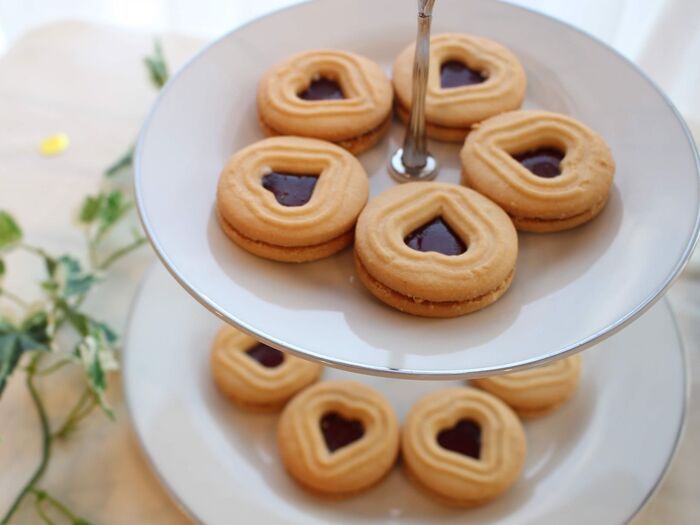 2段のケーキプレートは並べておくだけでパーティっぽくなる!