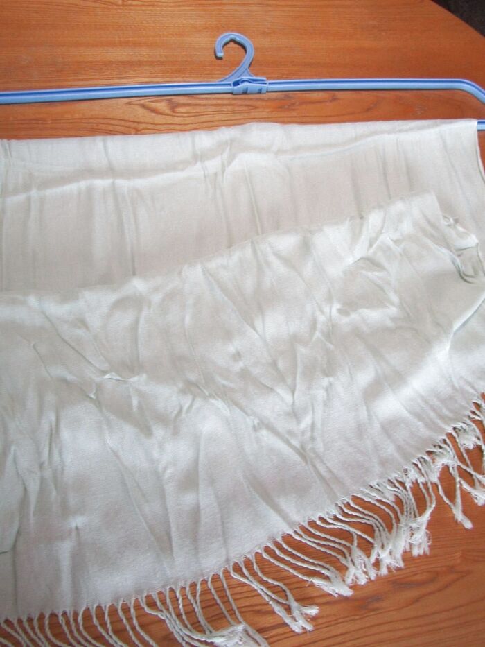 幅広のストールなども干せます。