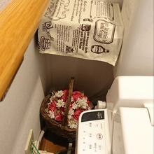 リフォームしたら出てた配管ホースや電気の線を隠したい!花かご置いたら気にならなくなった♡