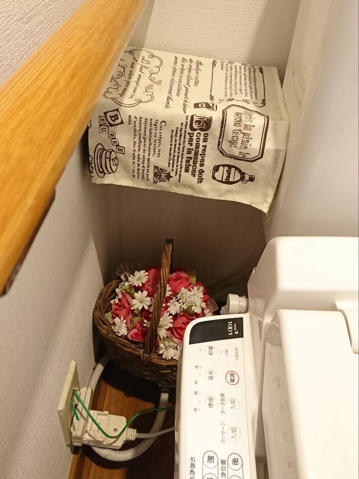 リフォームしたら出てた配管ホースや電気の線を隠したい!花かご置いたら気にならなくなった♡