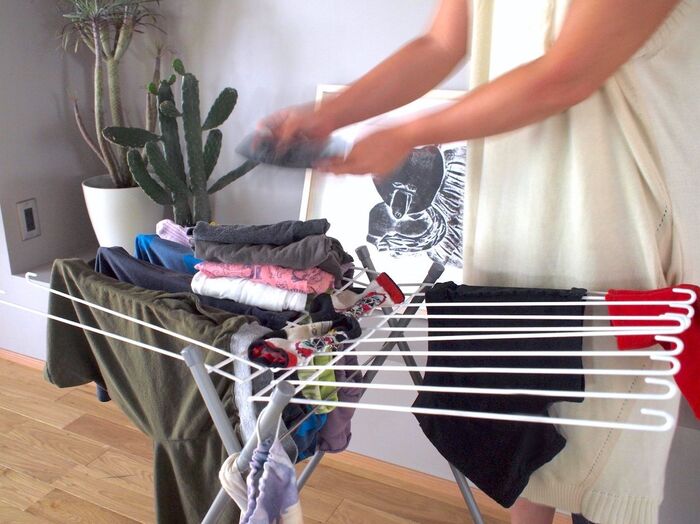 干すだけじゃない!タオルハンガーはたたむときにも便利