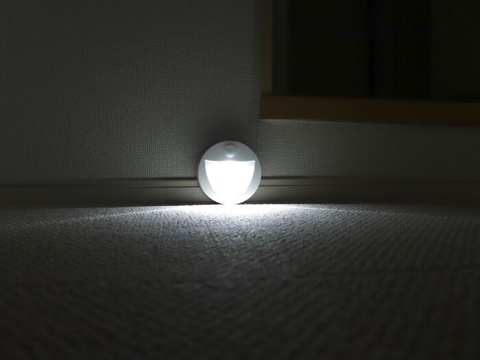 暗い夜に安心♡人感センサーライトは節電&防災にも