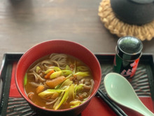 レトルトカレーと麺つゆで簡単カレー蕎麦♪