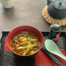 レトルトカレーと麺つゆで簡単カレー蕎麦♪