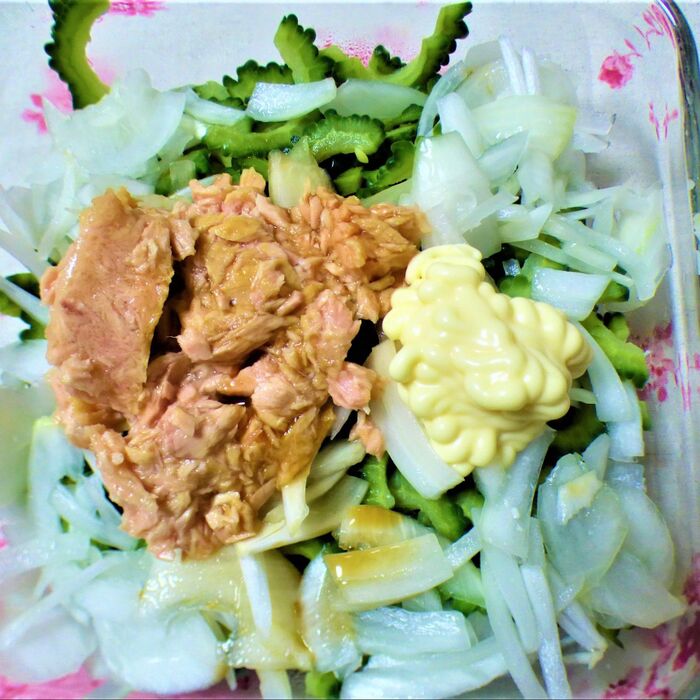 ツナ缶・調味料を入れて和える。