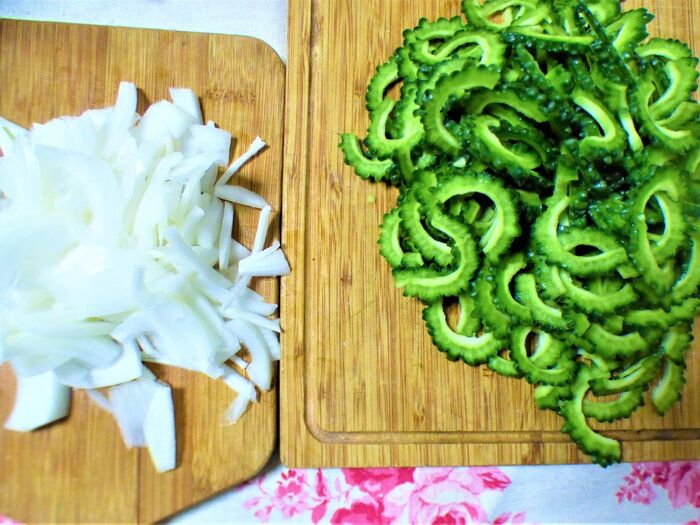 ゴーヤと玉ねぎを薄く切り、塩をかける。