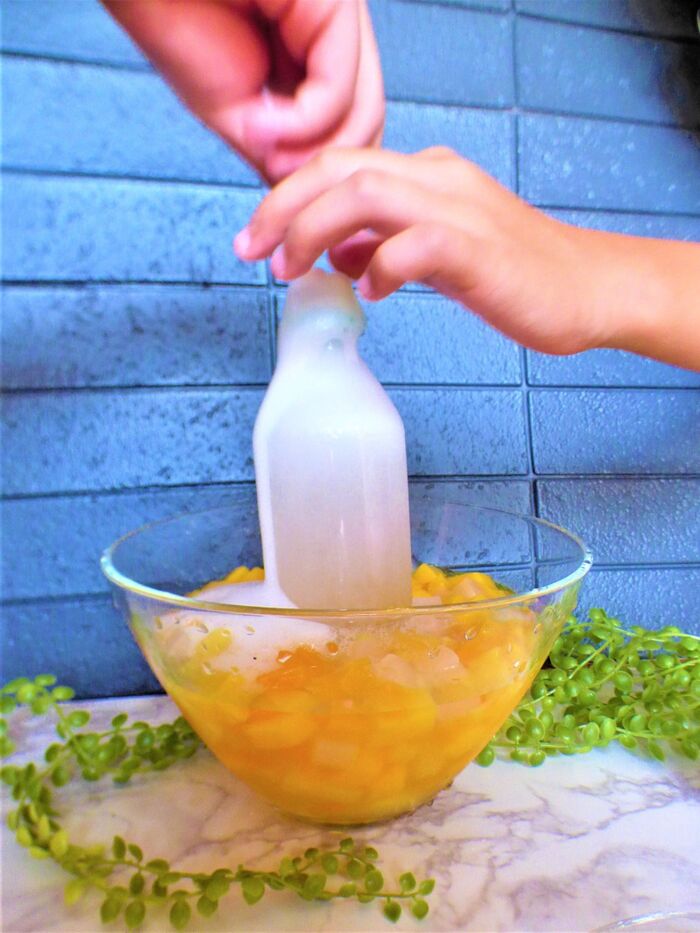 容器の中心にサイダーを置いて、ラムネを入れる!