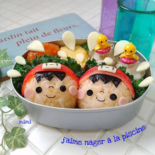 カニカマの赤い水泳帽でプール大好き夏弁当