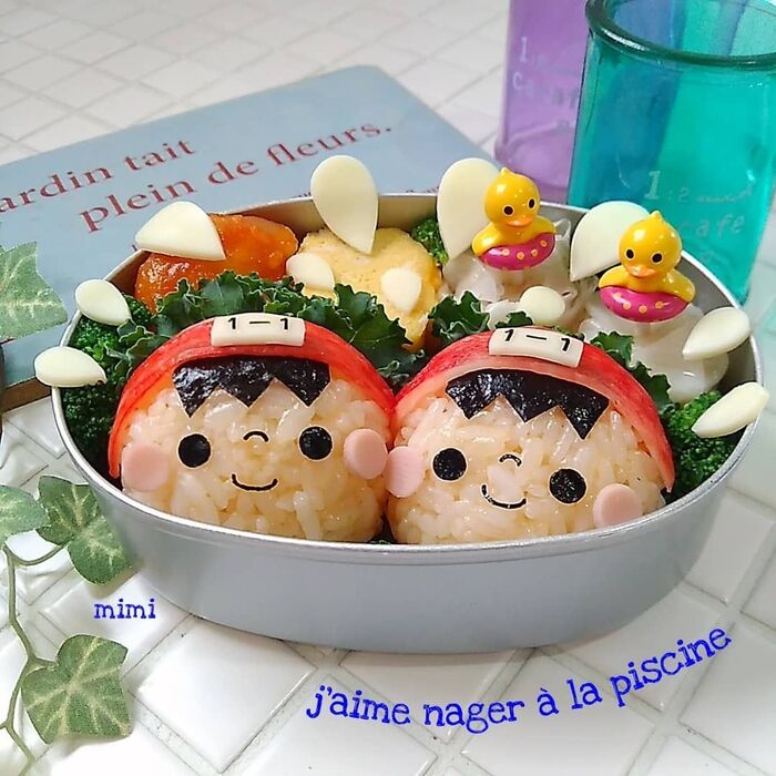 カニカマの赤い水泳帽でプール大好き夏弁当