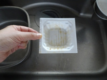 残った納豆のネバネバで台所シンクがぴかぴかに!