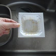 残った納豆のネバネバで台所シンクがぴかぴかに!