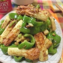 カレー粉+ソースが美味い♪ ピーマンとちくわのカレー炒め