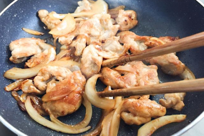 豚肉の薄切りを使った人気レシピ34選!玉ねぎとの相性バツグン