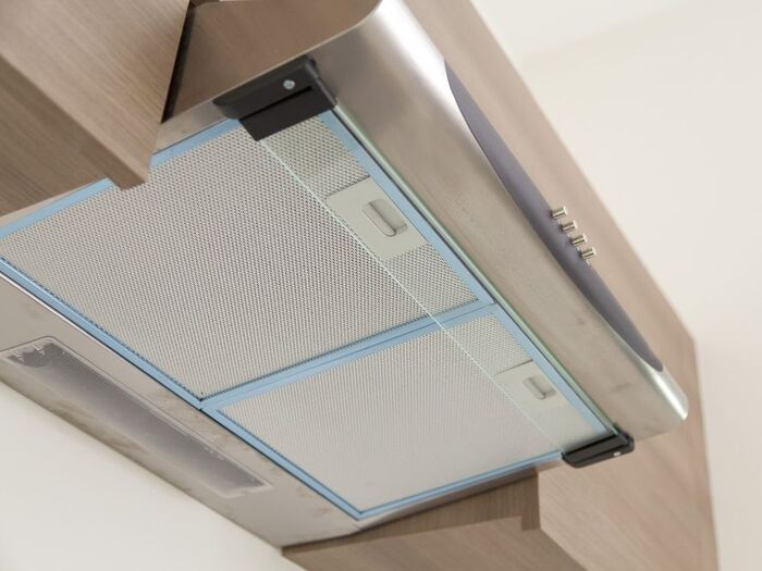 お湯でつけ置きすれば厄介な汚れとおさらば!気になる換気扇掃除のコツ