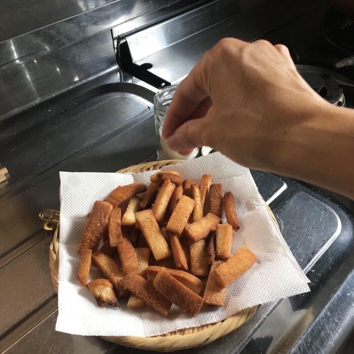 グラニュー糖または砂糖をまぶして出来上がり