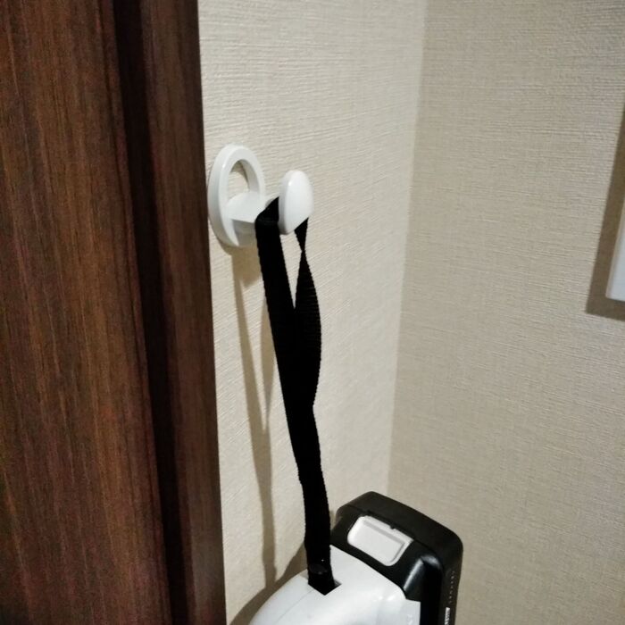 洗面所につけたフックに付属のストラップを引っ掛けて収納しています