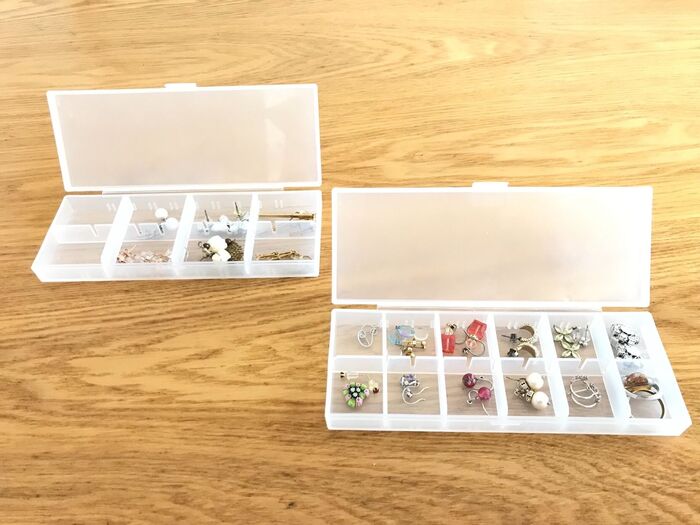 無印のポリプロピレンピルケースでピアス収納。